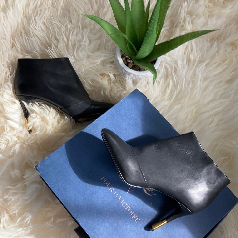 LIKE NEW Pour La Victoire Gold Heel Booties, 7
